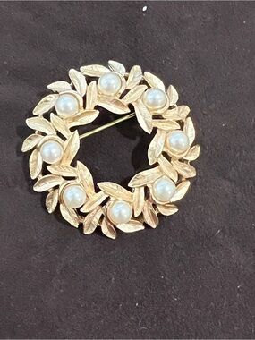 Avon Classic Gold-Tone Pearl Wreath Brooch